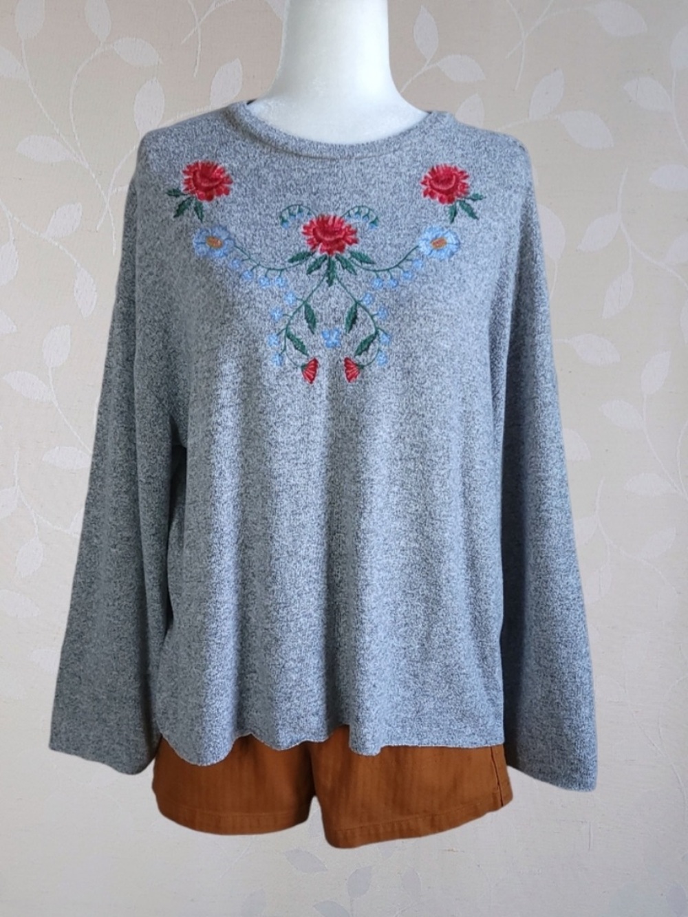 Zara • Gray Sweater with Floral Embroidery